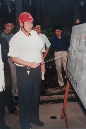 2000年8月16日，第十届全国人大常委会副委员长（时任国家经贸委主任）盛华仁（中）莅临公司视察。